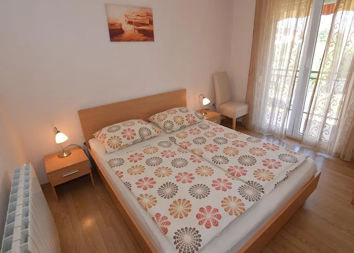 Dekovic Materada Konukevi